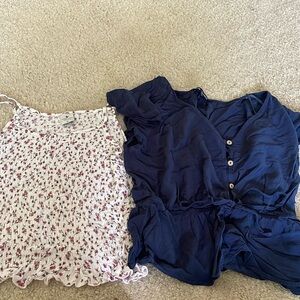 2 women’s tops. Large